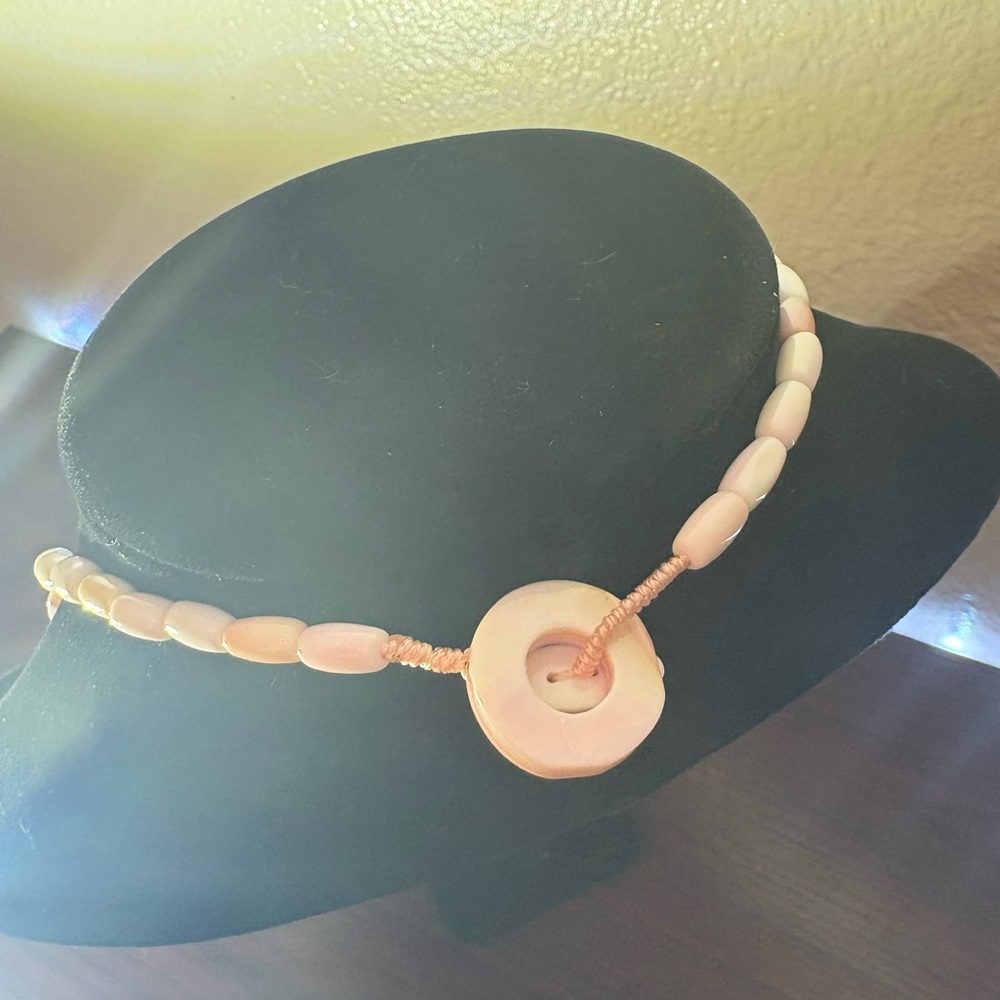 Queen Conch Shell Necklace - Picture 5 of 5